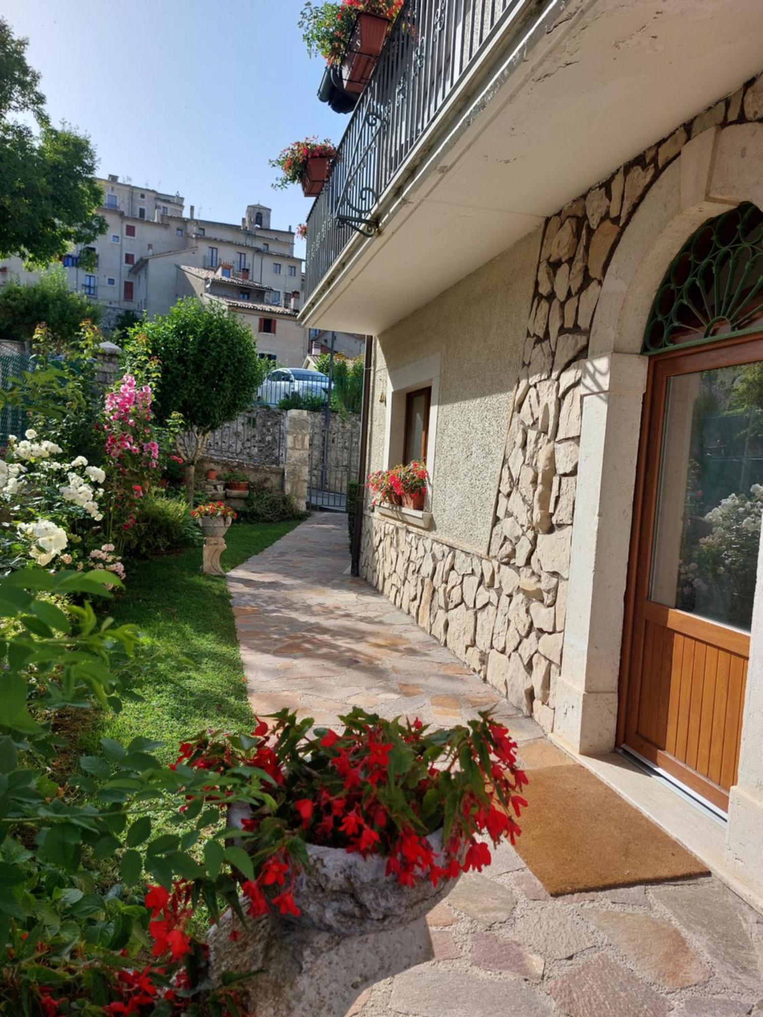 Villa A Due Passi Dai Lupi Civitella Alfedena Exterior foto