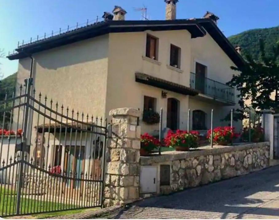 Villa A Due Passi Dai Lupi Civitella Alfedena Exterior foto
